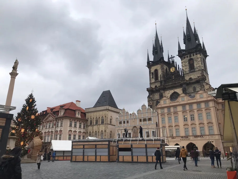Provozovatelé odváží stánky ze Staromáku. Zoufalá situace, říkají
