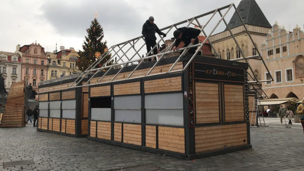 Provozovatelé odváží stánky ze Staromáku. Zoufalá situace, říkají
