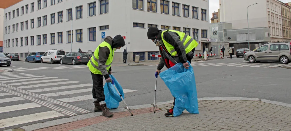 Jakub a Jarda uklízejí v okolí Armády spásy