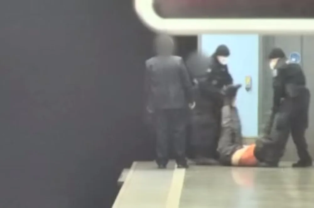 Cizinec spadl do kolejiště metra. Život mu zachránili hlídkující strážníci