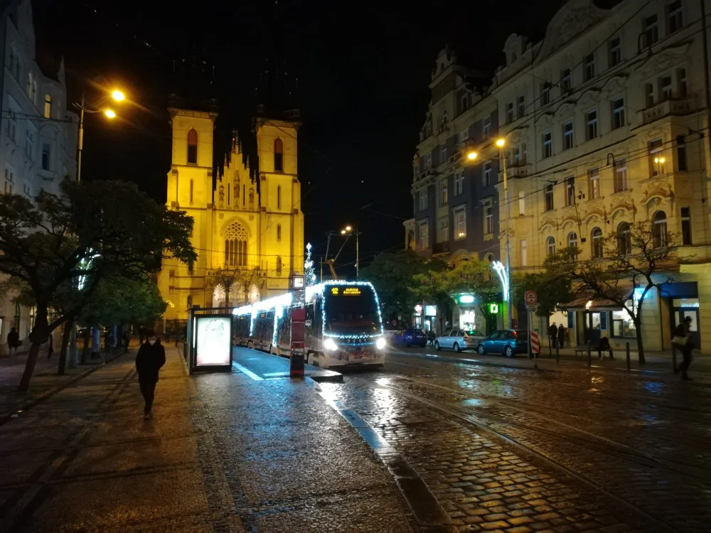 VÁNOCE NA SEDMIČCE: Dva vánoční stromy, bruslení na Letné a charitativní projekty