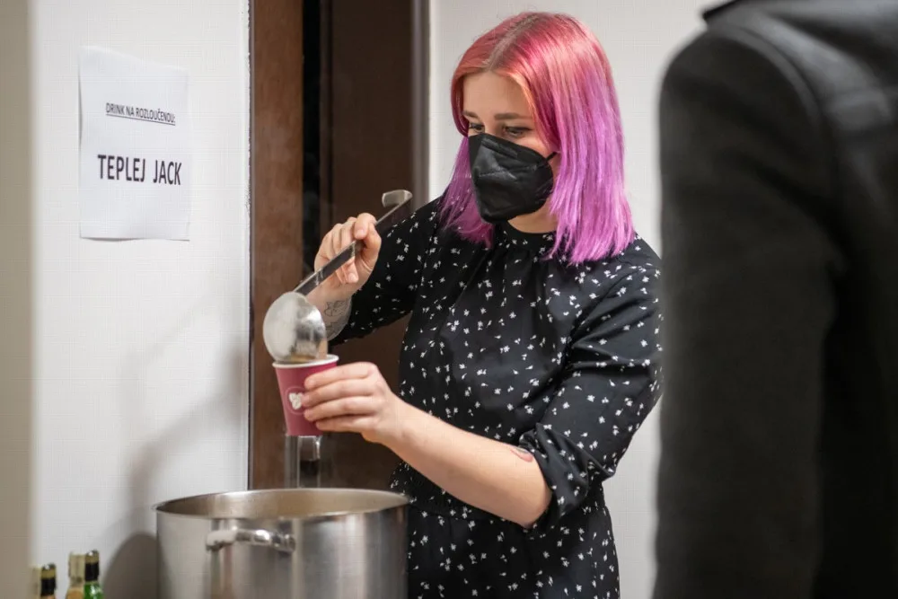 V Praze se otevřelo LGBT+ komunitní centrum. Lidé tu mohou být sami sebou, říkají iniciátoři