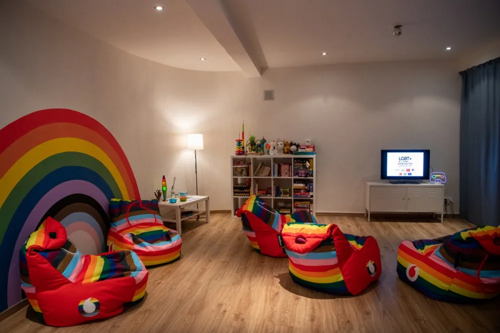 V Praze se otevřelo LGBT+ komunitní centrum. Lidé tu mohou být sami sebou, říkají iniciátoři
