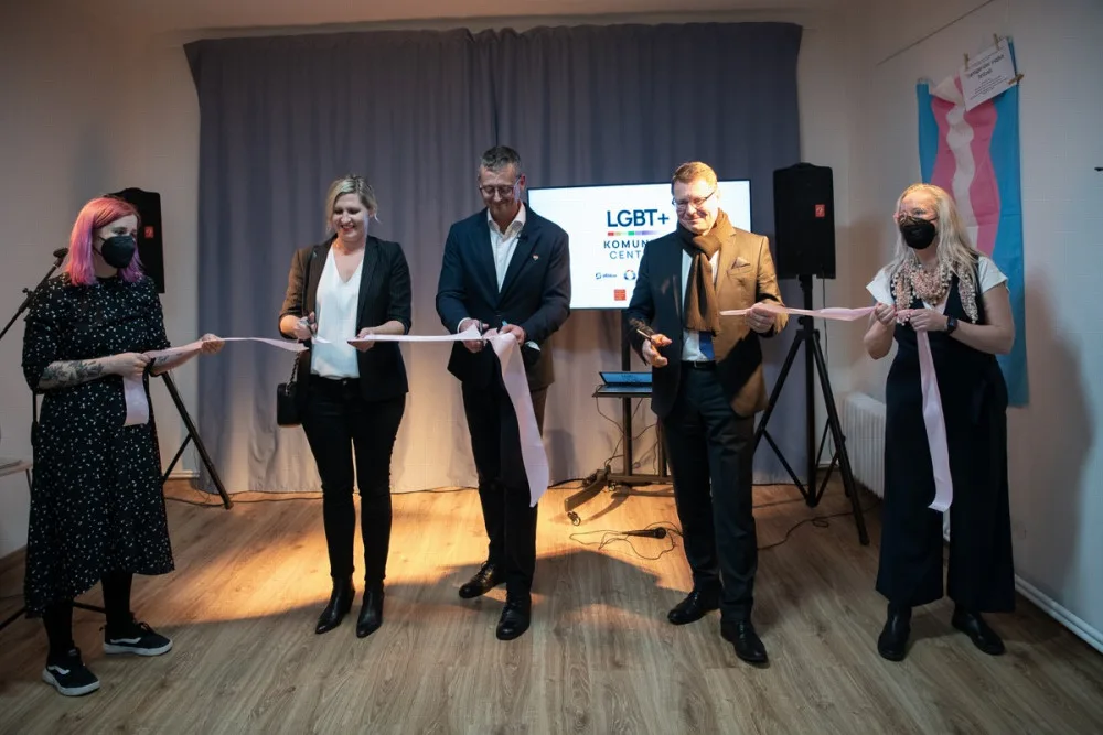 V Praze se otevřelo LGBT+ komunitní centrum. Lidé tu mohou být sami sebou, říkají iniciátoři