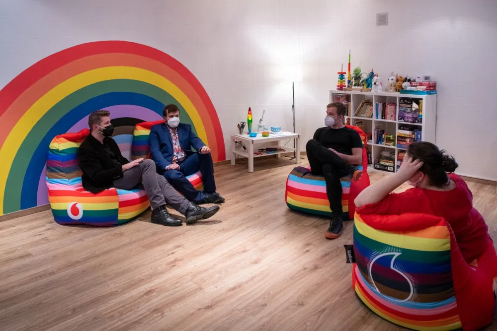 V Praze se otevřelo LGBT+ komunitní centrum. Lidé tu mohou být sami sebou, říkají iniciátoři
