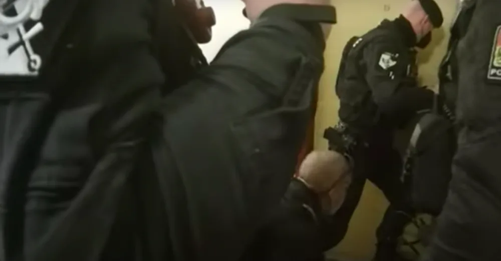 Zoufalá žena chtěla spáchat sebevraždu. Život jí zachránil rychlý zásah policistů.