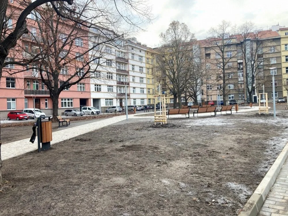 Ve vnitrobloku U Vody jsou nové cesty, lavičky, pítka i osvětlení