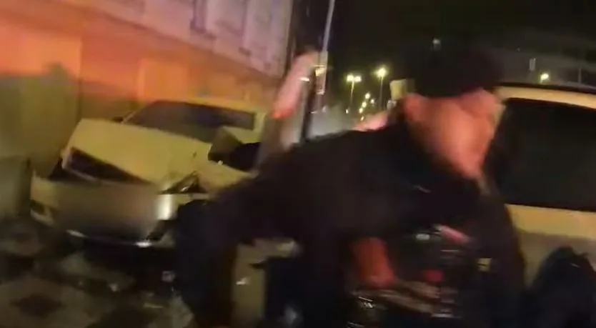 Šestadvacetiletý muž ukradl v Praze auto za milion a půl. Když ujížděl policii, naboural čtyři auta