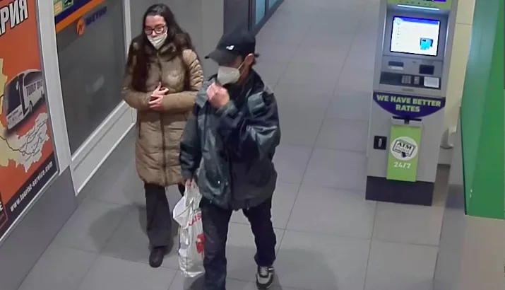 Platil kradenou kartou a nesl tašku oloupené seniorky. Policie hledá muže z kamerového záznamu.