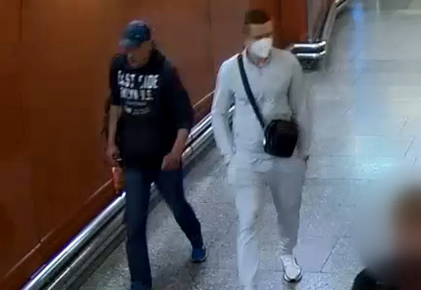 Pražští policisté pátrají po mužích, kteří platili odcizenými platebními kartami