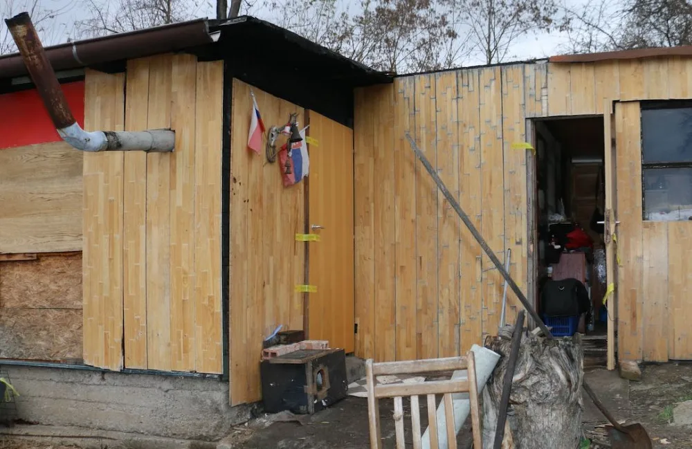 Muž v Praze polil svou ženu benzínem a zapálil ji. Ta na místě zemřela
