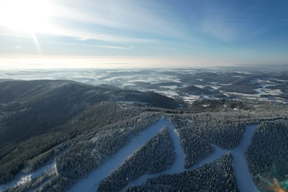 Ještěd Ski Opening proběhne již tento víkend. Celodenní ježdění včetně večerka bude stát 590 korun
