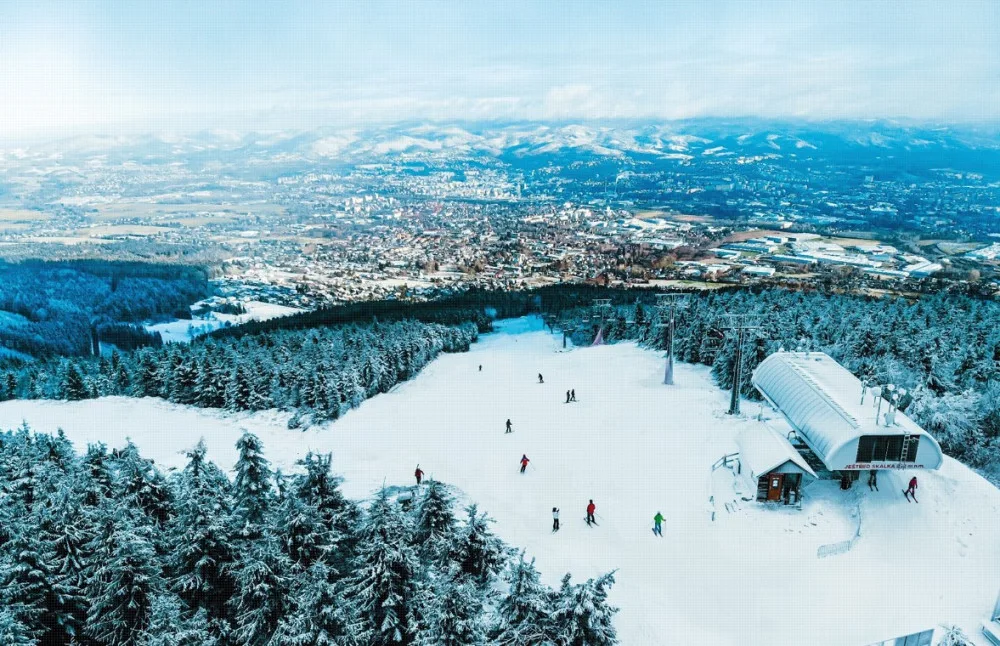 Ještěd Ski Opening proběhne již tento víkend. Celodenní ježdění včetně večerka bude stát 590 korun