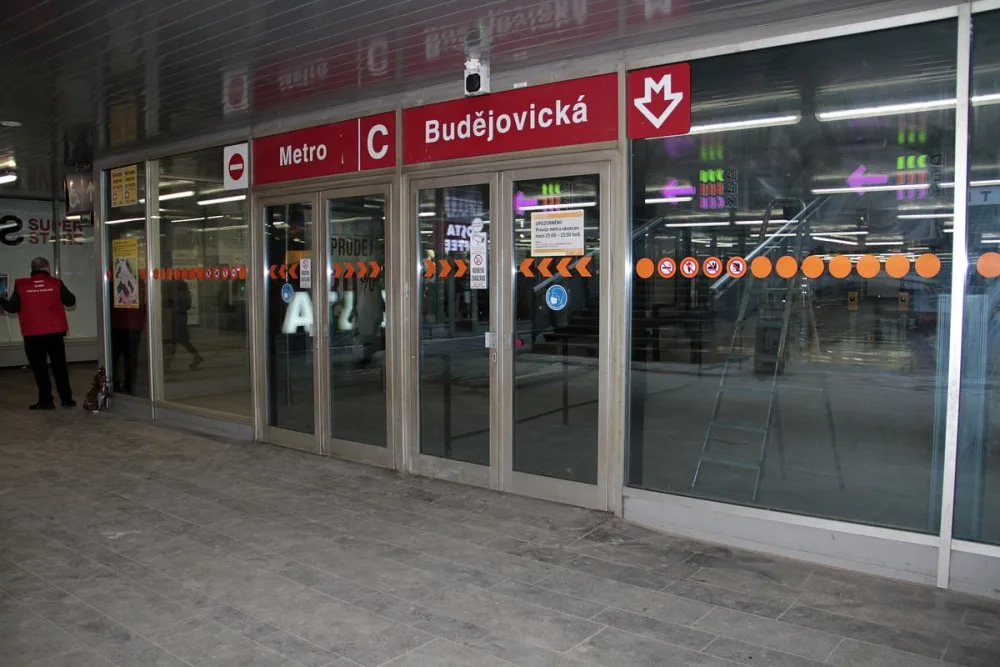 Cestující mohou po půl roce opět využít výstup z metra na Budějovické