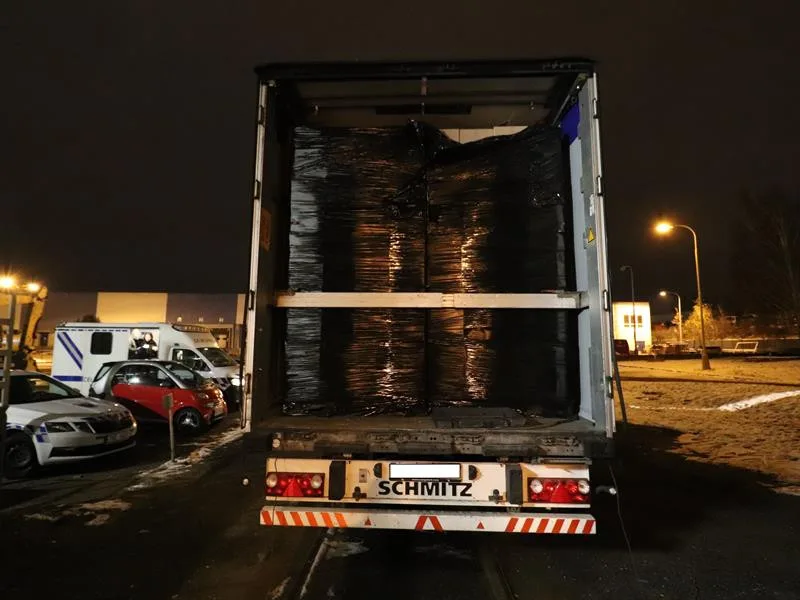 Rekordní záchyt. Pražští celníci odhalili v rumunských kamionech téměř 21 milionů cigaret.