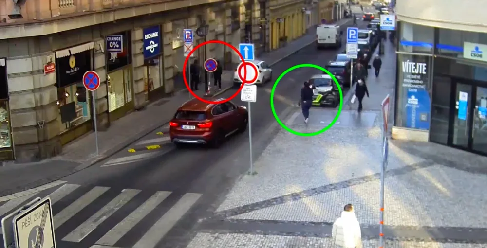 Dva cizinci vykradli zaparkované auto. Policie je dopadla dříve, než okradená zavolala 158.