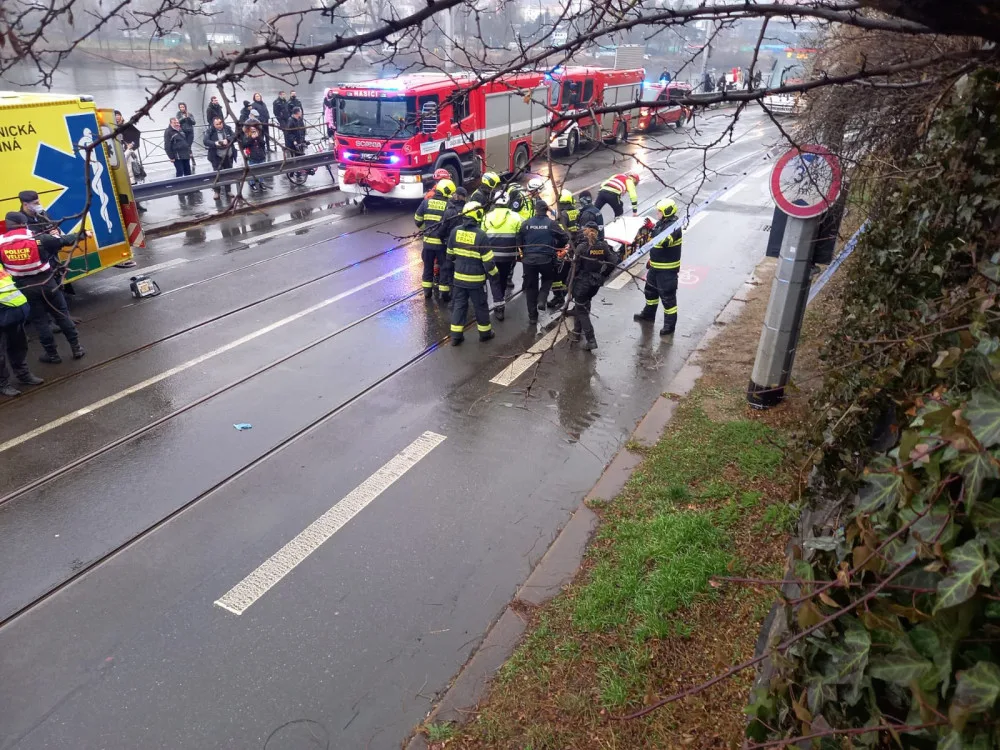 Z vyšehradských hradeb se zřítil muž, pokus o sebevraždu přežil.