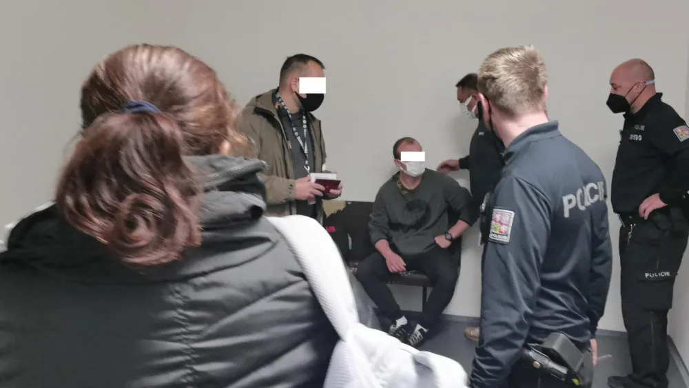 Sedmnáct let unikal. Uprchlého Čecha eskortovala policie z Panamy, let zkomplikoval opilý muž.