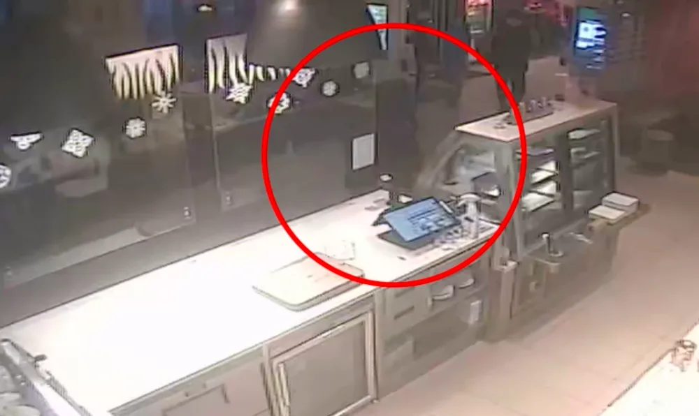 Zloděj v McDonald's okradl zaměstnankyni o iPhone. Poznáváte ho?