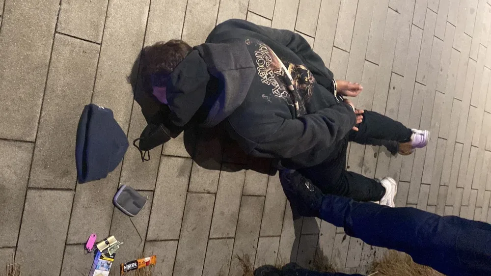 Muž vytáhl na ženu nůž a ukradl jí kabelku. O chvíli později ho chytili policisté