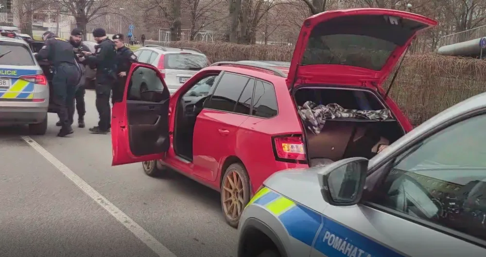 Muž s mačetou ukradl na silvestra auto. Hrozí mu dva roky ve vězení