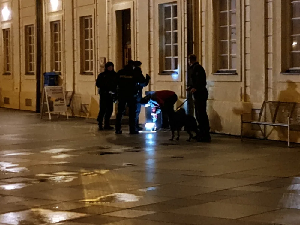 Anonym se představil jako Král světa. Pak nahlásil bombu na Pražském hradě
