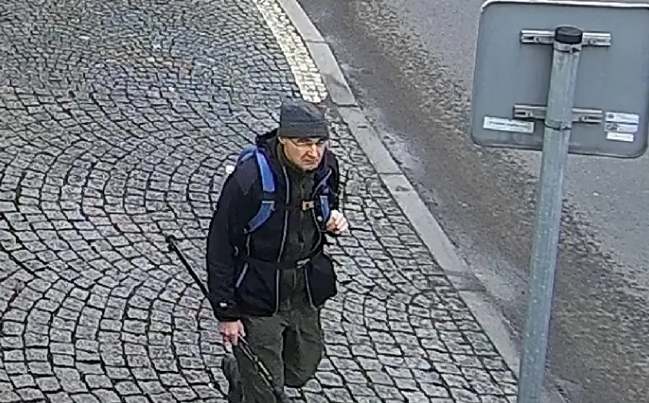 Policie pátrá po muži, který poškodil autobus. Poznáváte ho?