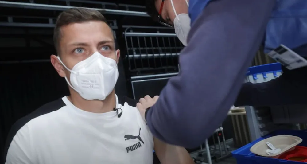 Tomáš Holeš při očkování.