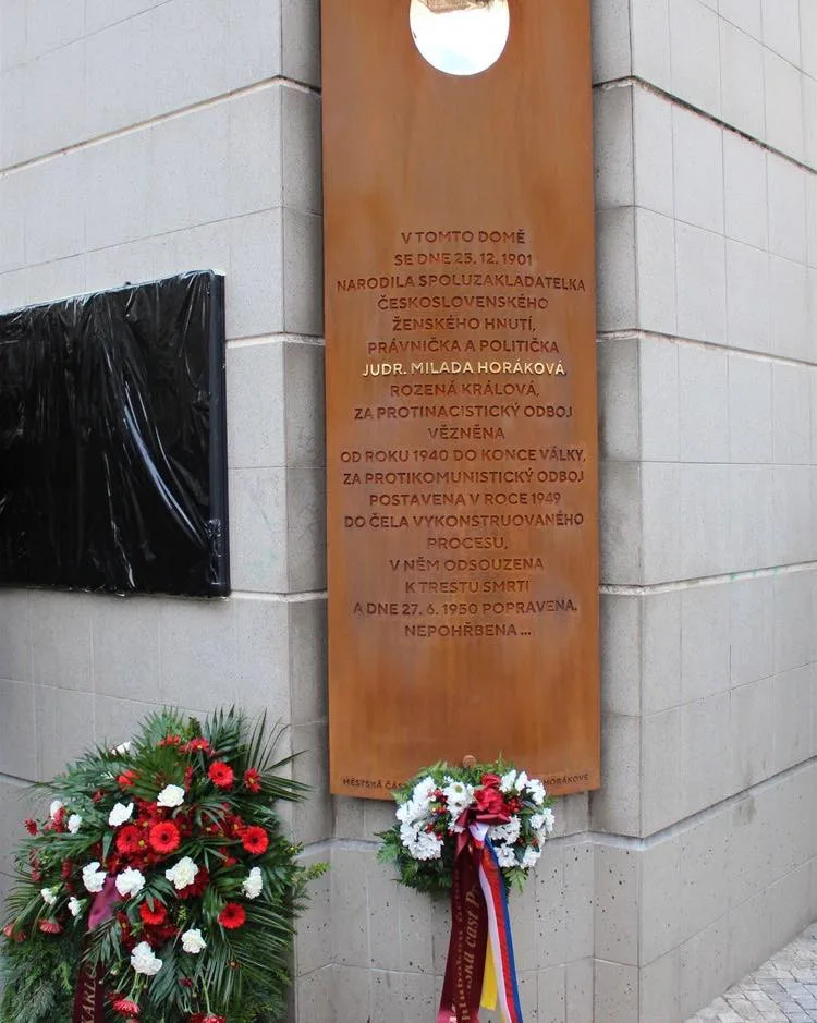 Praha 2 slavnostně odhalila pamětní desku Horákové. Popravená právnička na Dvojce žila i studovala