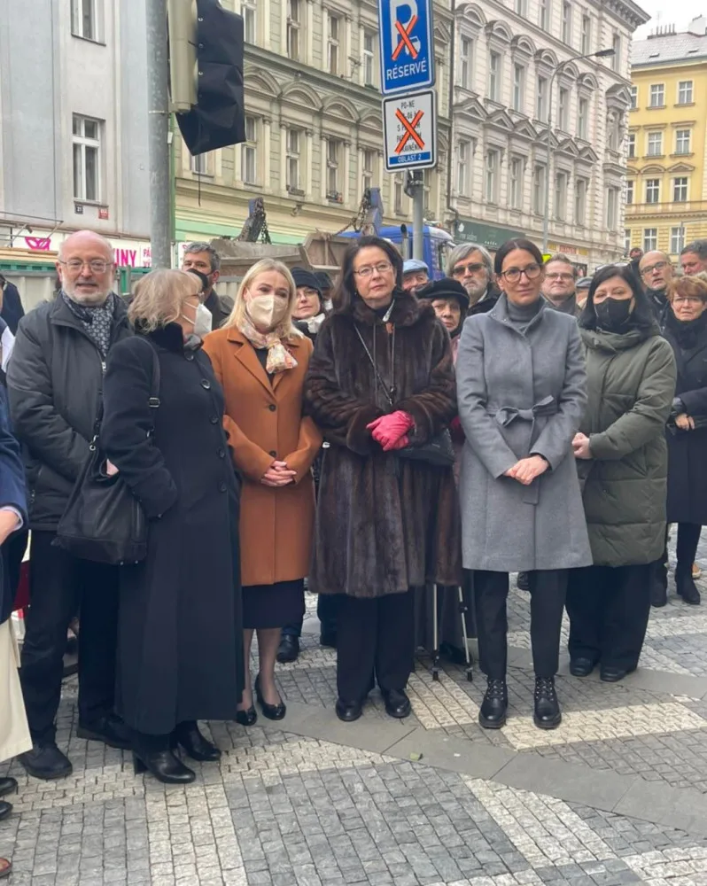Praha 2 slavnostně odhalila pamětní desku Horákové. Popravená právnička na Dvojce žila i studovala