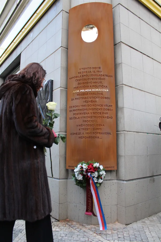 Praha 2 slavnostně odhalila pamětní desku Horákové. Popravená právnička na Dvojce žila i studovala