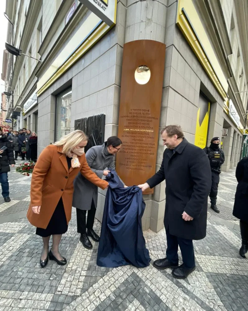 Praha 2 slavnostně odhalila pamětní desku Horákové. Popravená právnička na Dvojce žila i studovala