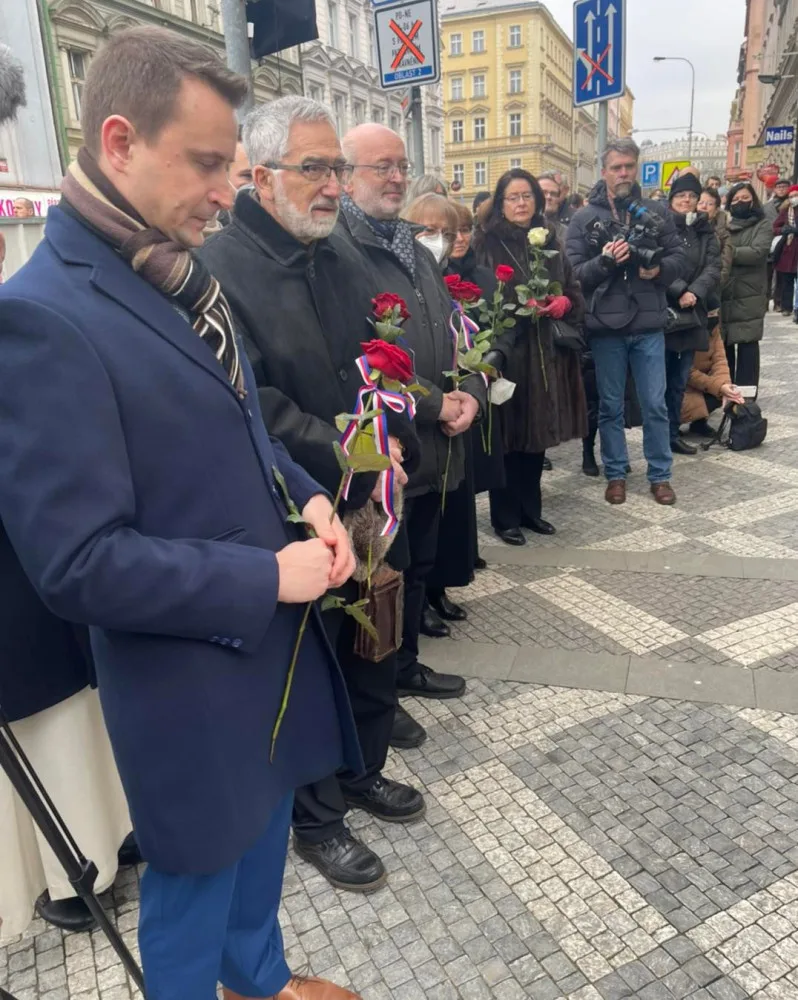 Praha 2 slavnostně odhalila pamětní desku Horákové. Popravená právnička na Dvojce žila i studovala