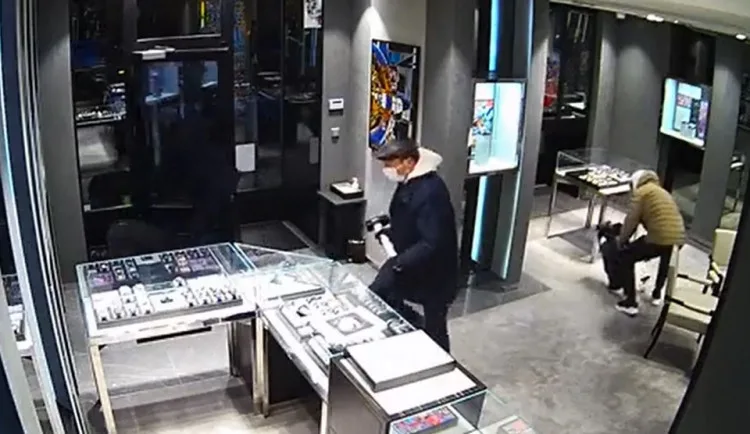 Lupiči, kteří z obchodu s hodinkami ukradli zboží za miliony, patří k organizovanému gangu. Policie žádá o pomoc