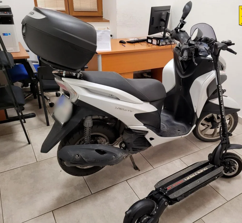Lupiči, kteří z obchodu s hodinkami ukradli zboží za miliony, patří k organizovanému gangu. Policie žádá o pomoc