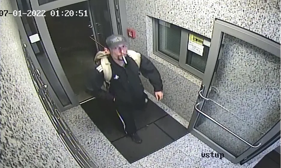 Muž se vloupal do sklepa a ukradl čtyři kola. Poznáváte ho?