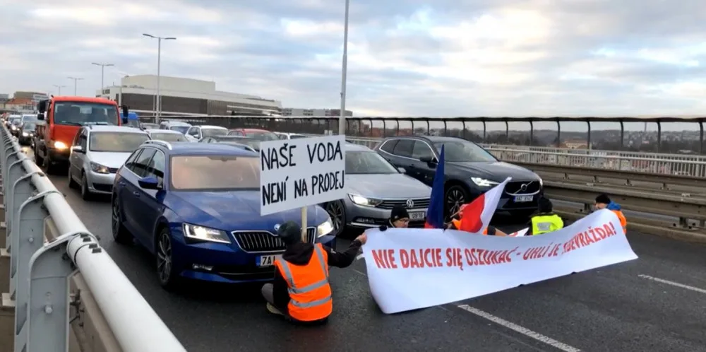 Demonstranti se svázali řetězy a zablokovali dopravu na Nuseláku