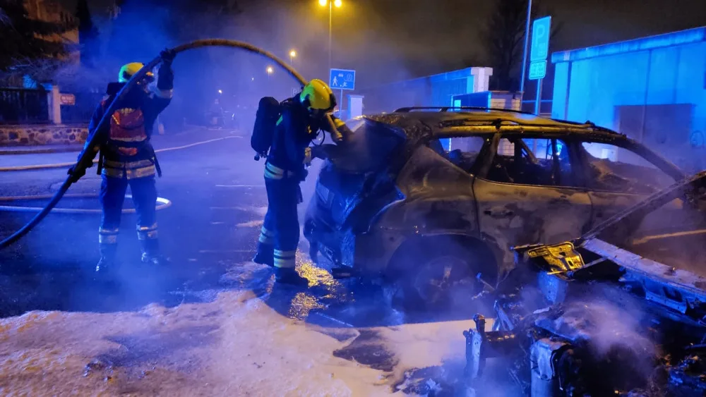V Praze hořela tři auta. Požár způsobil téměř milionovou škodu