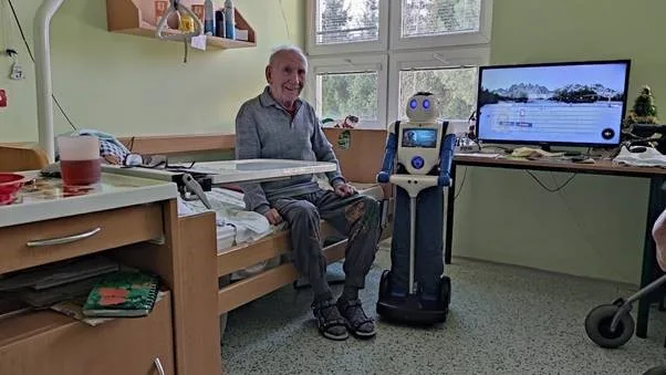 Na Dvanáctce pomáhá pečovatelům robot Robin. O seniory pečuje, čte jim zprávy a hraje s nimi hry
