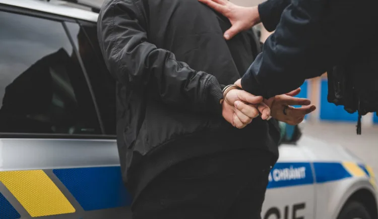 Mladík chtěl lepší život, proto přepadl banku. Po vypátrání mu hrozí až desetiletý trest za mřížemi