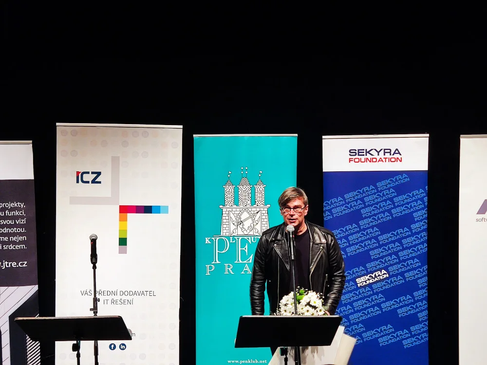 Cenu Karla Čapka získal Jaroslav Rudiš. Železnice nás drží pohromadě, říká