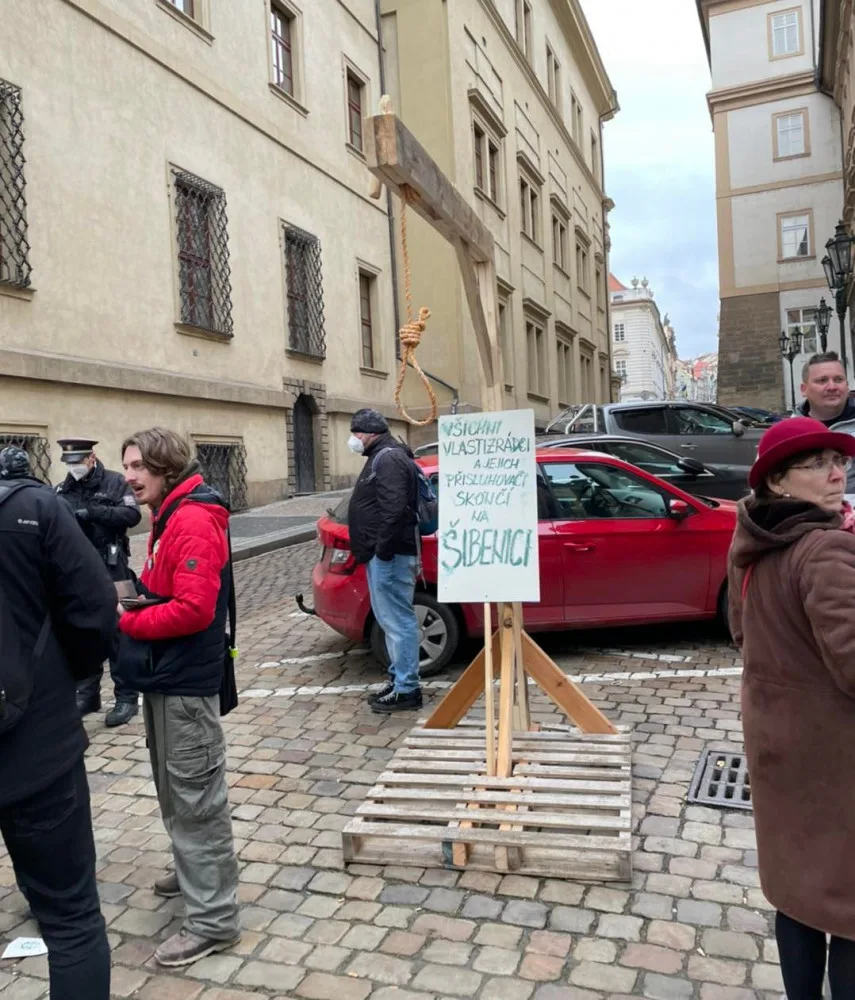 Demonstranti přinesli do centra Prahy šibenici. Podle police nejednají protiprávně