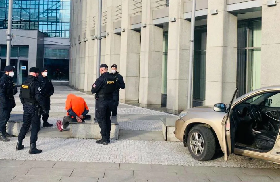 VIDEO: Mladík ujížděl policistům, za jízdy vstoupil z auta. Hrozí mu dva roky ve vězení