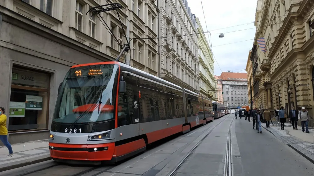 Některé tramvaje v Praze jezdí kvůli výpadku proudu pomaleji a nabírají zpoždění