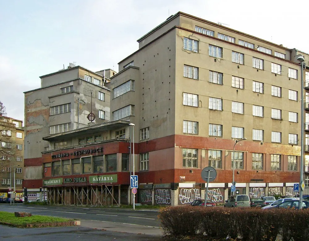 Praha 8 touží po opravě Paláce Svět, stavební úřad je bezmocný. Rekonstrukce se dočká Palmovka