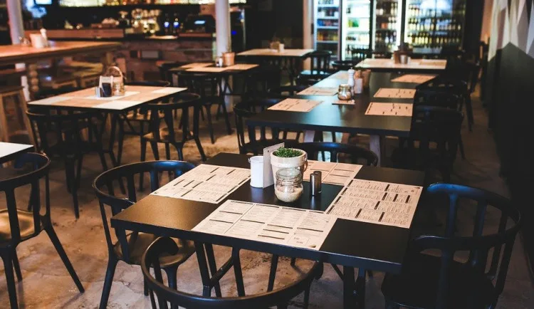 Soud zrušil podmínku očkování nebo prodělané nemoci v restauracích