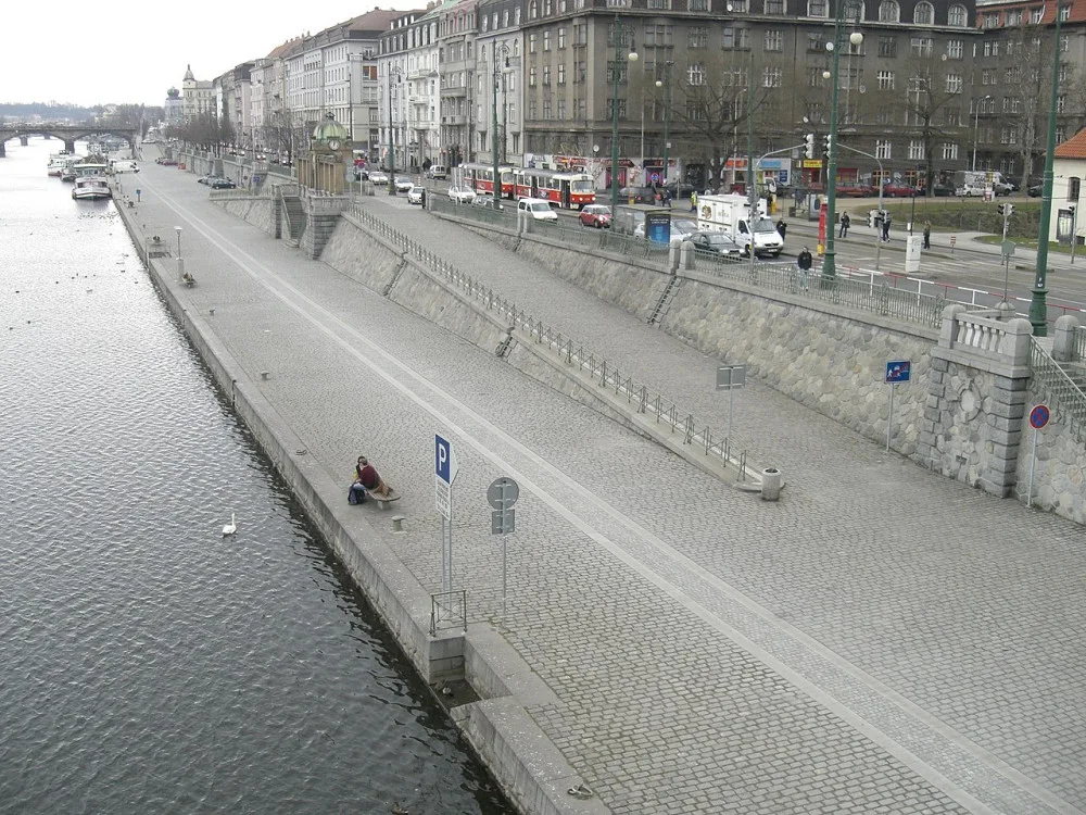 Řidiči pojedou v Podskalí v první fázi oprav tramvajové trati po náplavce