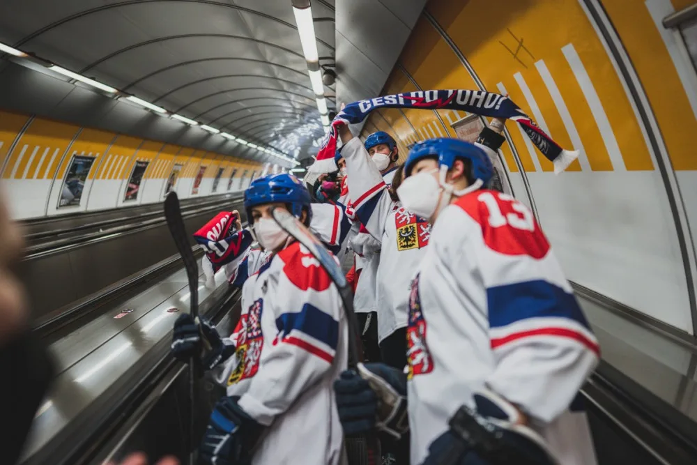 V pražském metru se proháněli hokejisté i skokan na lyžích. Podporovali naše olympioniky