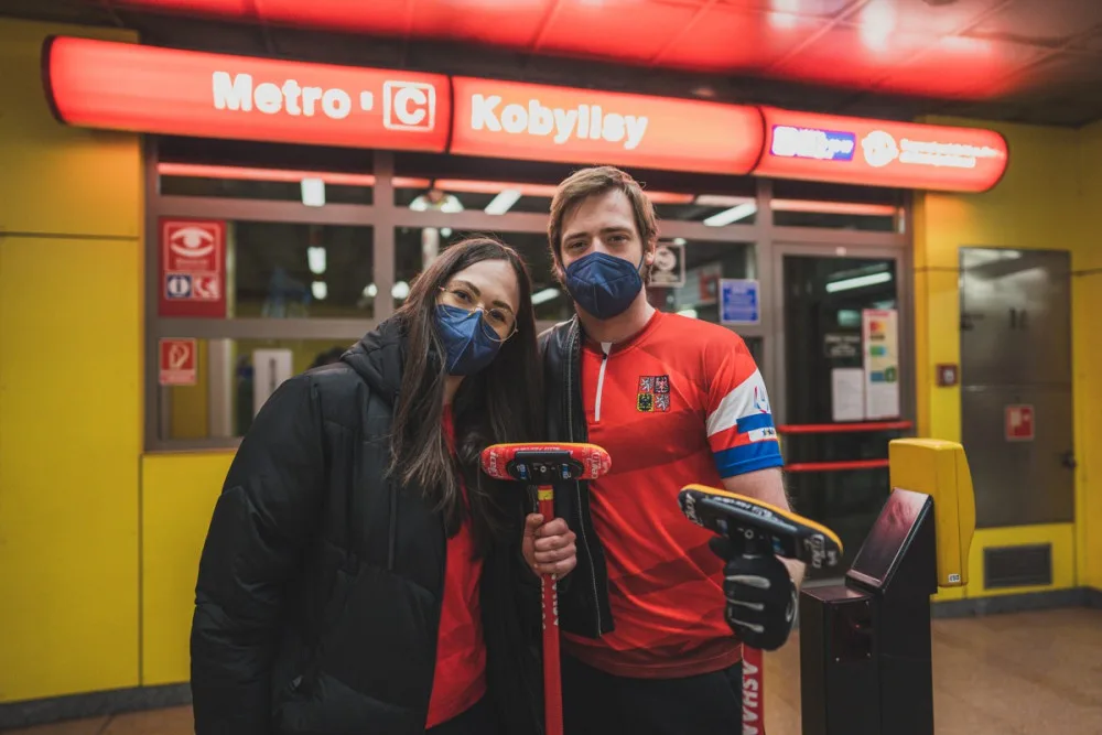 V pražském metru se proháněli hokejisté i skokan na lyžích. Podporovali naše olympioniky