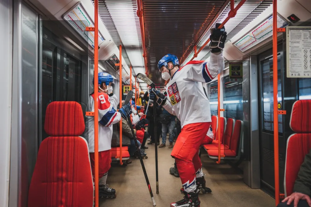 V pražském metru se proháněli hokejisté i skokan na lyžích. Podporovali naše olympioniky